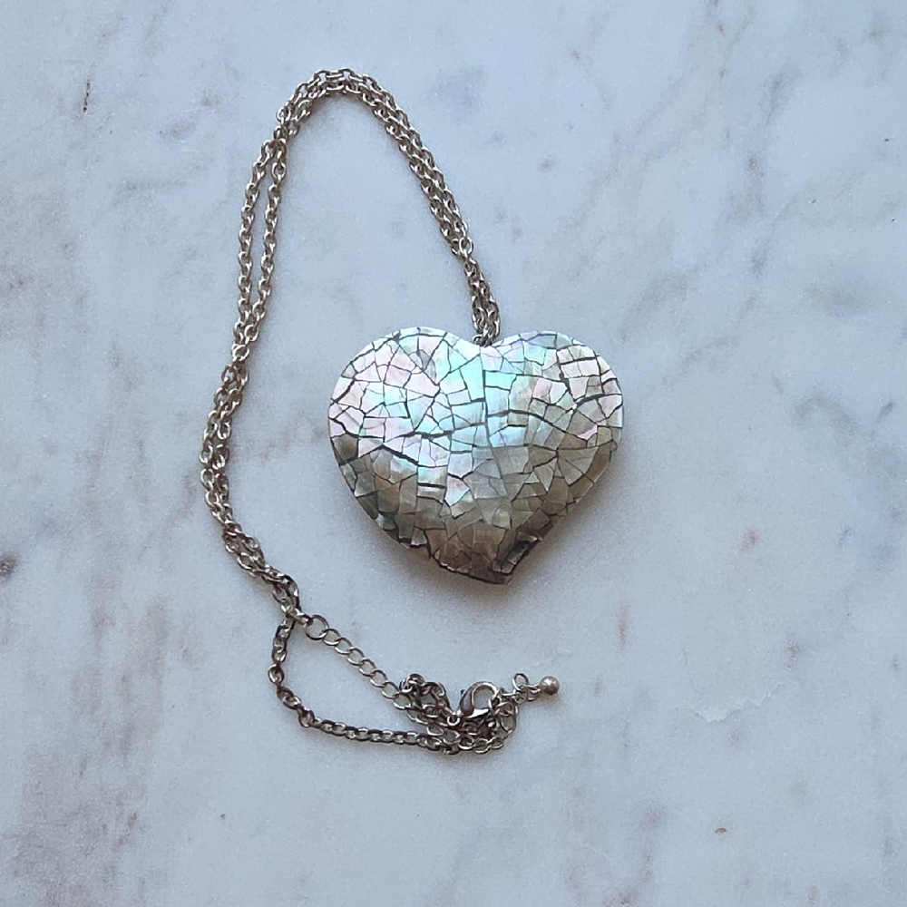 Abalone shell mosaic heart pendant necklace. - Picture 4 of 10